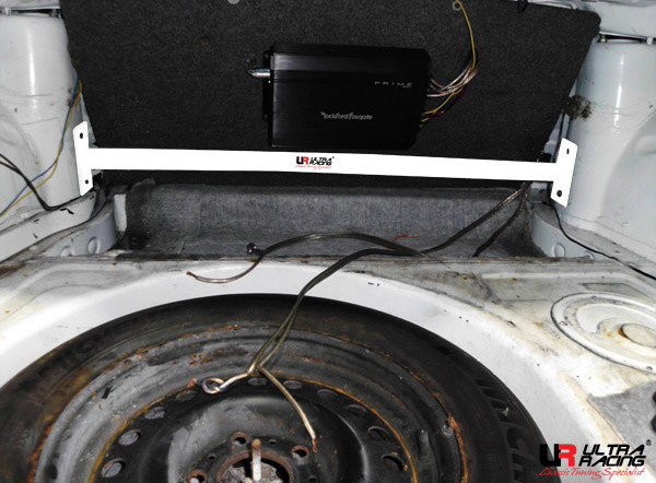 Ultra Racing Rear Strut Brace for BMW 5 Series (E34)