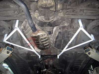 Ultra Racing Rear Lower Brace for BMW 3 Series (E46)